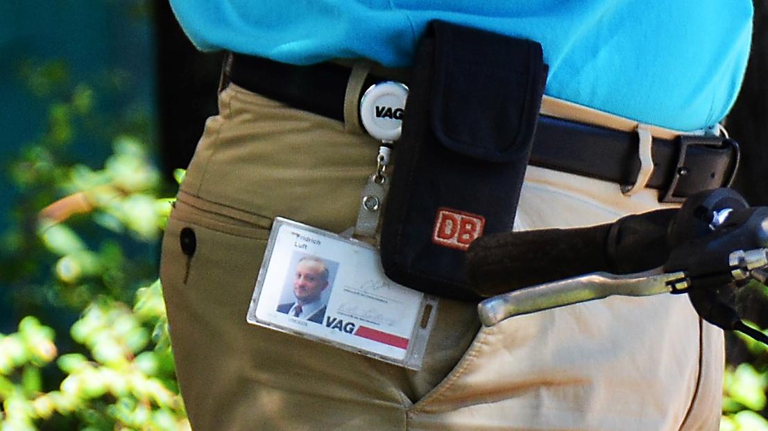 Fridrich Luft trug seinen VAG-Dienstausweis bei einer Kundgebung der Neonazi-Partie Die Rechte in Nürnberg offen an der Hose, sodass er für jedermann unschwer als VAG-Mitarbeiter zu erkennen war.