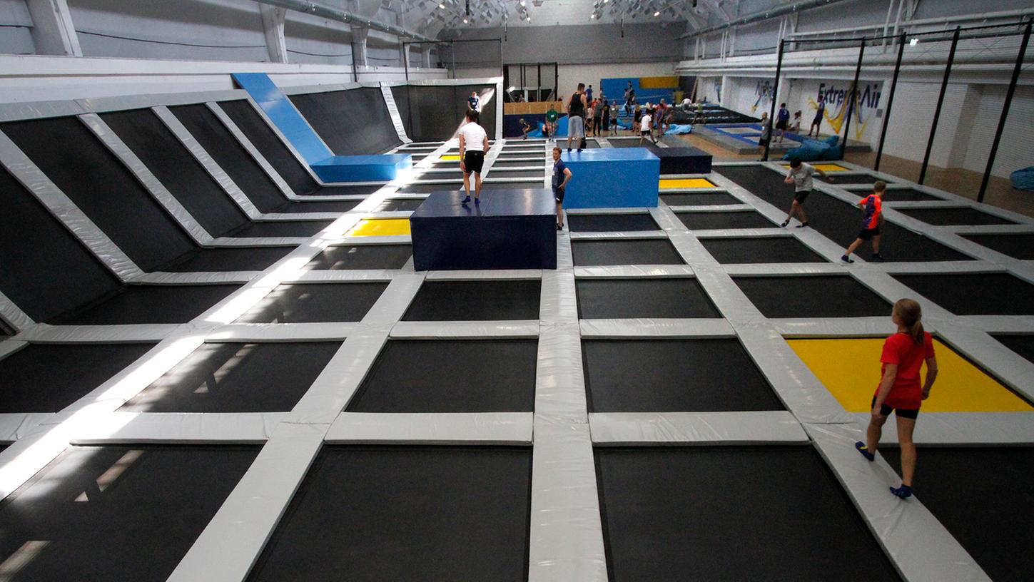 Hoher Flug, weiche Landung: Im neuen Trampolinpark in Nürnberg sind die zahlreichen Trampoline durch Mattenelemente voneinander getrennt.