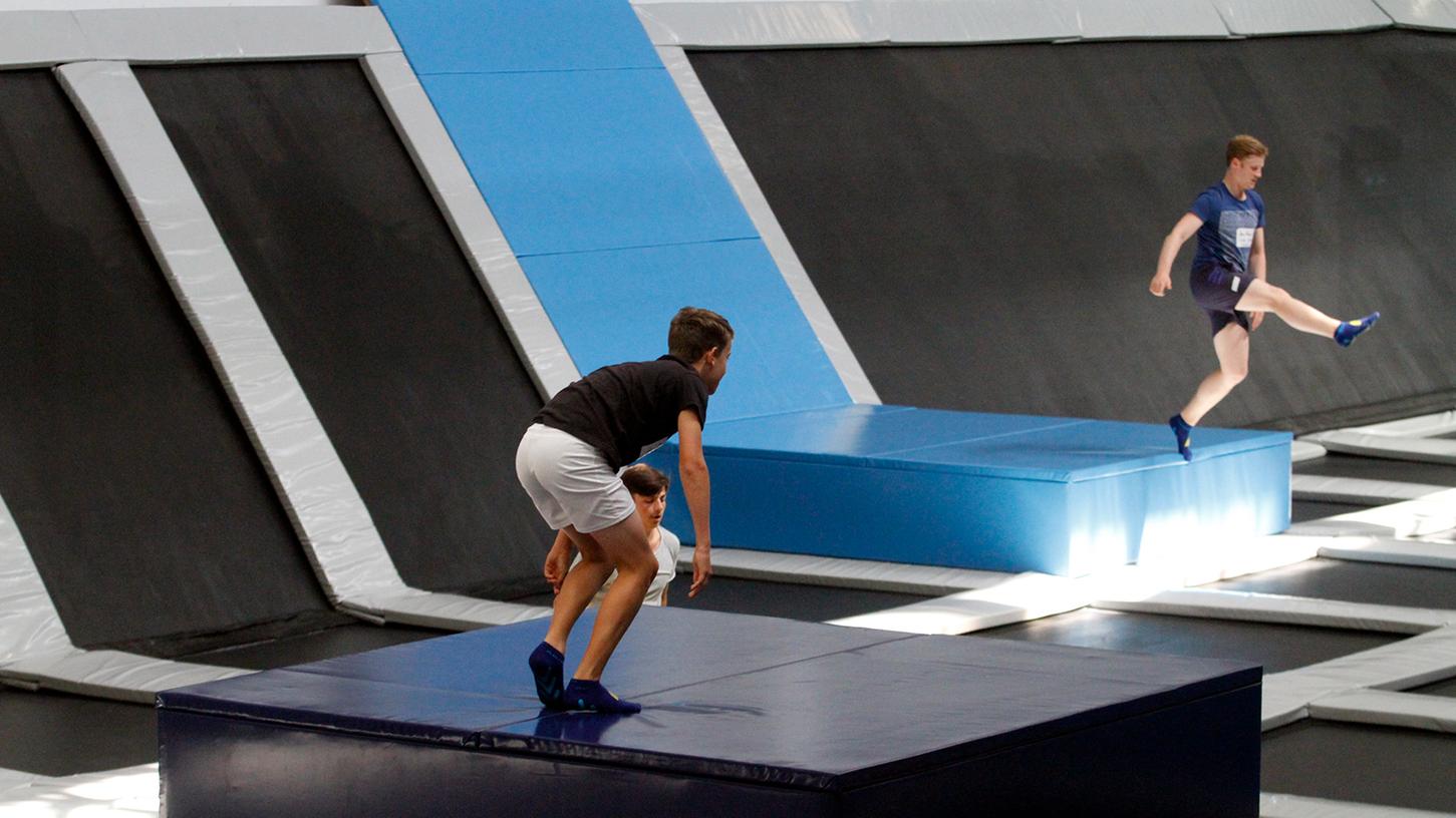 Dort, wo derzeit vor allem Anfänger um die Wette springen, wird bald schon ein absoluter Könner Beobachter von seinen Fähigkeiten überzeugen. Trampolin-Star Greg Roe besucht das Nürnberger Airtime. Dort, wo derzeit vor allem Anfänger um die Wette springen, wird bald schon ein absoluter Könner Beobachter von seinen Fähigkeiten überzeugen. Trampolin-Star Greg Roe besucht das Nürnberger Airtime.