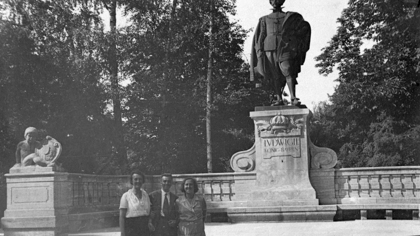 Das Denkmal von König Ludwig II. im Stadtpark war bei den Nürnberg-Touristen in den 1930er Jahren ebenfalls ein beliebtes Fotomotiv. Hier ließen sich Evelyn Krönerts Mutter Frieda, ihr Vater Josef und eine Freundin der Eltern (v.re.) vor der rund vier Meter hohen Statue ablichten.