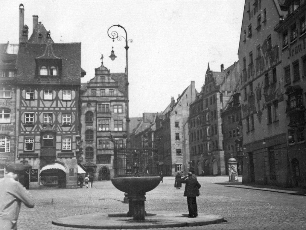 Als die Fünffingers Nürnberg 1931 besuchten, fanden sie den berühmten Gänsemännchenbrunnen noch auf dem Obstmarkt vor.
