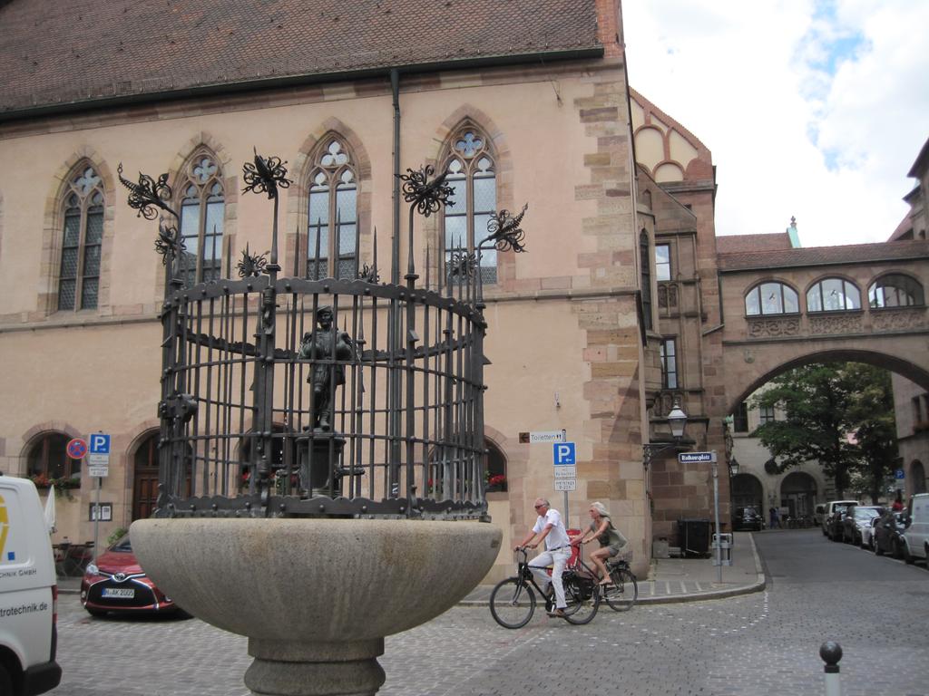Nach dem Zweiten Weltkrieg zog die Figur mit den zwei Gänsen unter dem Arm in die Rathausgasse um.