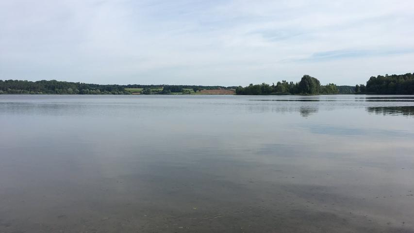 Noch kann NN-Wanderreporterin Kerstin Wolters den still daliegenden Rothsee genießen. Noch. Denn vor ihr liegt...