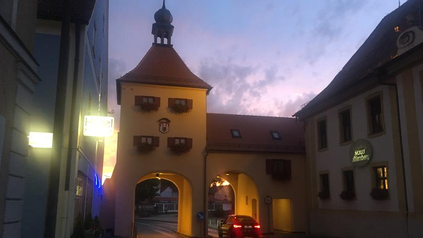 Der Himmel verfärbt sich über dem Allersberger Stadttor. NN-Wanderreporterin Kerstin Wolters sagt "Gute Nacht!".