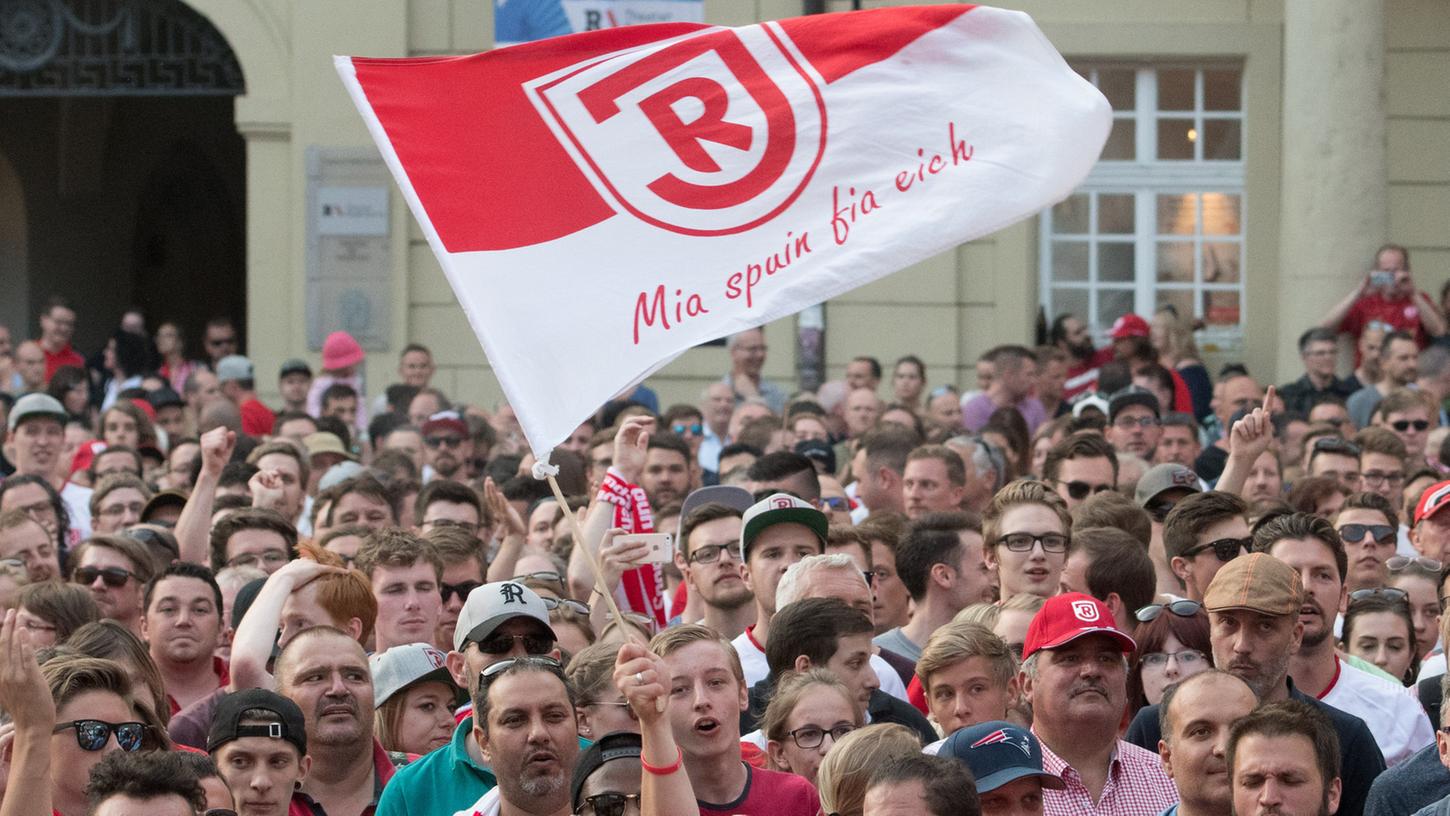 Ende Mai feierte der SSV Jahn Regensburg zusammen mit seinen Anhängern den Aufstieg in die Zweite Bundesliga. Jetzt stellt sich der Verein gegen seinen Investor Philipp Schober.
