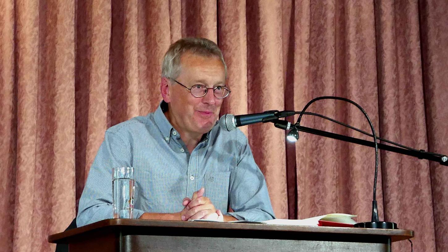 Fast ein Heimspiel hat der gebürtige Dachsbacher Dr. Helmut Haberkamm, der am 30. September auf der "Bänkla"-Bühne aus seinem ersten Roman "Das Kaffeehaus im Aischgrund" liest. Fast ein Heimspiel hat der gebürtige Dachsbacher Dr. Helmut Haberkamm, der am 30. September auf der "Bänkla"-Bühne aus seinem ersten Roman "Das Kaffeehaus im Aischgrund" liest.