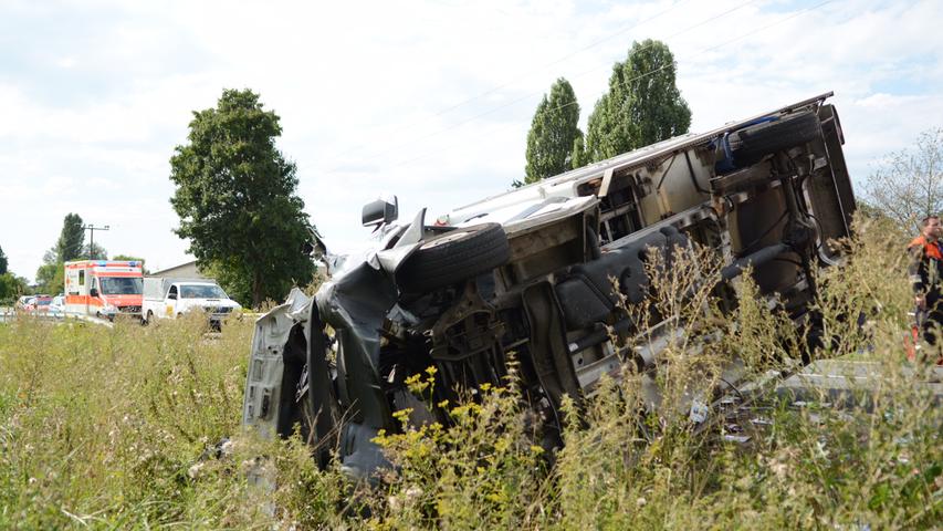 Trümmerfeld in Untermichelbach: Clio schleudert Kühlwagen in Graben