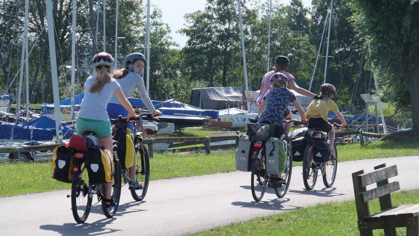 Auch die Radfahrer sind schon im Sattel und radeln am  Seezentrum vorbei.