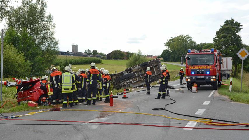 Trümmerfeld in Untermichelbach: Clio schleudert Kühlwagen in Graben