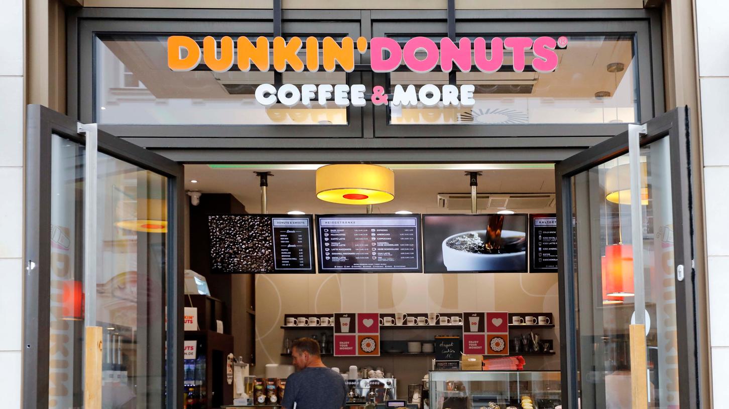 Donuts in den verschiedensten Geschmacksrichtungen, dazu Brownies, Kaffee und noch einiges mehr bietet die US-Kette an vier Standorten in der Region an: Fürth, Bamberg und zweimal in Nürnberg. Donuts in den verschiedensten Geschmacksrichtungen, dazu Brownies, Kaffee und noch einiges mehr bietet die US-Kette an vier Standorten in der Region an: Fürth, Bamberg und zweimal in Nürnberg.