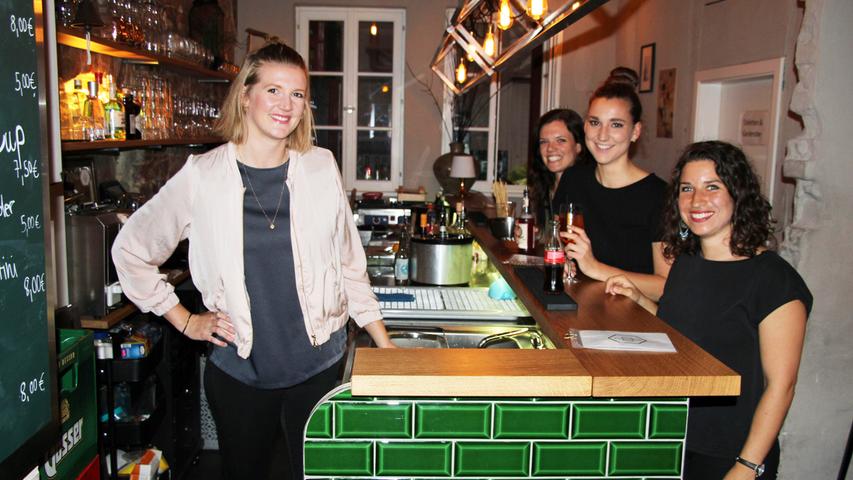 Die Bar Biene von Wirtin Sabine Stadler (l., 27) in der Hinteren Ledergasse weiß nicht nur mit einem stylish-minimalistischen Logo zu begeistern, sondern hat noch weit mehr zu bieten, wie die Stammgäste Ramona Schreiner (2. v. l., 28), Dine Will (2. v. r., 28) und Julia Reinhart (r., 28) erzählen. Sabine kann ihre drei Freundinnen regelmäßig in ihrer Bar begrüßen und schätzt an ihnen vor allem die Treue, und dass sie "immer gute Laune verbreiten wenn sie kommen". Julia mag vor allem die "gemütliche Atmosphäre und das super Personal", während Ramona besonders die "guten Drinks" hervorhebt. "So eine Location findet man in Nürnberg einfach nicht nochmal", sagt Dine und blickt sich in dem ehemaligen Gerberhaus um, das Sabine in eine gemütliche Bar mit rustikalem Ambiente verwandelt hat. Und die Kombination aus regulärem Barbetrieb freitags und samstags und dem "After.Work.Aperitivo" getauften Donnerstagsevent, das eher legerer daherkommt und bei dem es neben den Drinks auch leckeres Essen gibt, finden alle drei Stammgäste toll: Sie empfehlen die Bar Biene uneingeschränkt weiter. Die Bar Biene von Wirtin Sabine Stadler (l., 27) in der Hinteren Ledergasse weiß nicht nur mit einem stylish-minimalistischen Logo zu begeistern, sondern hat noch weit mehr zu bieten, wie die Stammgäste Ramona Schreiner (2. v. l., 28), Dine Will (2. v. r., 28) und Julia Reinhart (r., 28) erzählen. Sabine kann ihre drei Freundinnen regelmäßig in ihrer Bar begrüßen und schätzt an ihnen vor allem die Treue, und dass sie "immer gute Laune verbreiten wenn sie kommen". Julia mag vor allem die "gemütliche Atmosphäre und das super Personal", während Ramona besonders die "guten Drinks" hervorhebt. "So eine Location findet man in Nürnberg einfach nicht nochmal", sagt Dine und blickt sich in dem ehemaligen Gerberhaus um, das Sabine in eine gemütliche Bar mit rustikalem Ambiente verwandelt hat. Und die Kombination aus regulärem Barbetrieb freitags und samstags und dem "After.Work.Aperitivo" getauften Donnerstagsevent, das eher legerer daherkommt und bei dem es neben den Drinks auch leckeres Essen gibt, finden alle drei Stammgäste toll: Sie empfehlen die Bar Biene uneingeschränkt weiter.