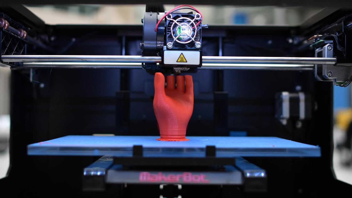 Die rote Hand aus dem Laserdrucker dient eher zum optischen Aufpeppen der Technologie, die sich immer mehr verbreitet. Auch Flugzeughersteller und Deutsche Bahn nutzen bereits Ersatzteile aus "additiver Fertigung".