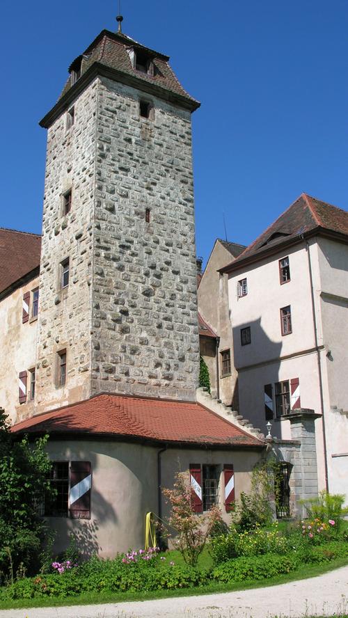 Seine Ursprünge gehen bis ins 12. Jahrhundert zurück: Das Schloss Altenmuhr. Schillers "Räuber" sollen hier gespielt haben, Zauberer Zwackelmann wählte es zu seinem Domizil.