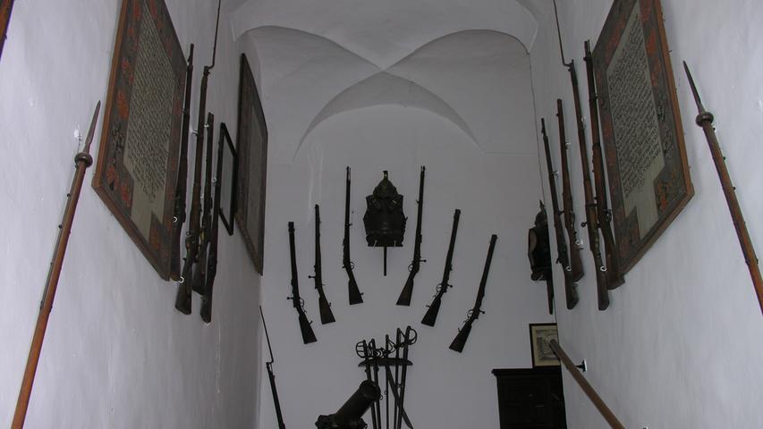 Im Treppenhaus findet sich eine beeindruckende Sammlung historischer Waffen.