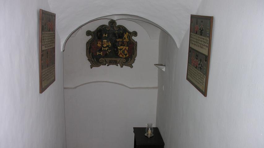 Nicht zuletzt diverse Wappen geben einen Hinweis auf die lange Geschichte des Schlosses Altenmuhr.