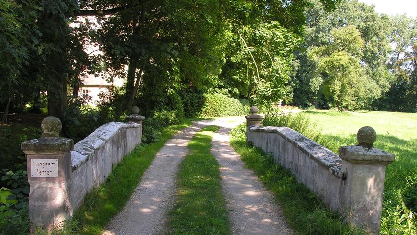 Die Auffahrt zum Schloss Altenmuhr führt über eine kleine Brücke.