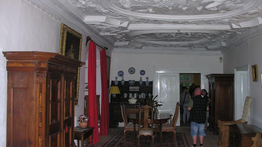 Der sogenannte weiße Saal wird von einer kunstvoll gefertigten Stuckdecke dominiert, die der Nürnberger Hans Kuhn zwischen 1616 und 1660 gestaltete.