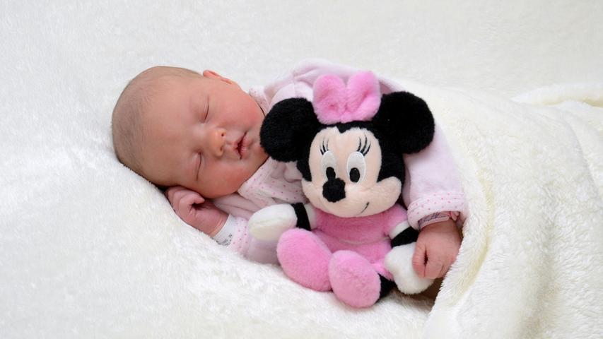 Mit Minnie Maus im Arm schläft es sich doch gleich viel besser! 3540 Gramm schwer und 54 Zentimeter groß war die kleine Alessia bei ihrer Geburt am 4. August 2017.