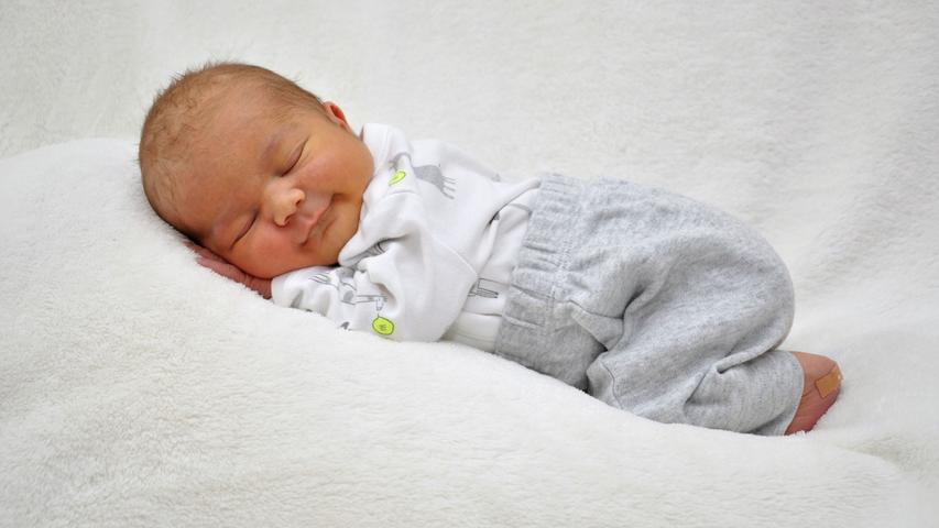 Selig grinst der kleine Levent Timur in seinem Schlaf. Seit dem 5. August 2017 ist er auf der Welt und wog bei seiner Geburt 3280 Gramm bei 49 Zentimetern Körpergröße.