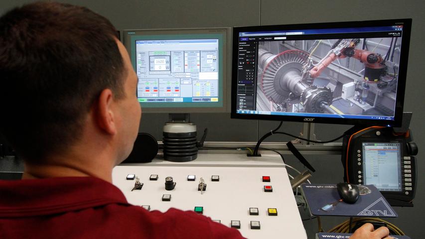 Im  Siemens-Dampfturbinen Service Werk überwacht ein Mitarbeiter am Bildschirm das Laser-Schweißen im "Cladding Center".