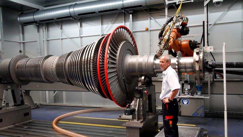 Ein Rotor von acht Metern Länge und 30 Tonnen Gewicht ist mit Hilfe eines Lasergeräts frisch beschichtet worden: Service und Reparatur von Dampfturbinen ist das Geschäft des Siemens-Leitwerks in der Frankenstraße.