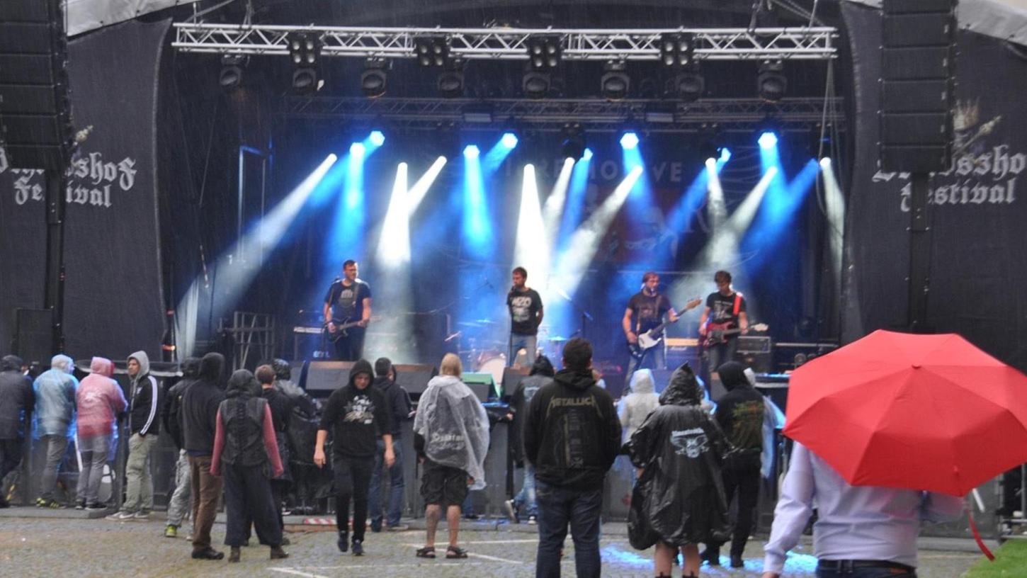 Schlosshof-Festival: Rock im Regen verdarb die Laune nicht