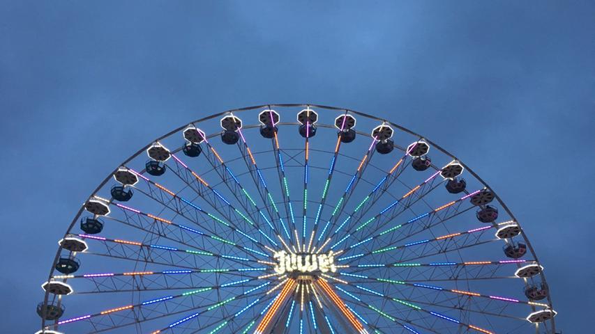 Der Tag neigt sich dem Ende entgegen. Unsere NN-Wanderreporterin bestaunt das hoch in den dunkler werdenden Himmel ragende Riesenrad auf dem Jura-Volksfest in Neumarkt.