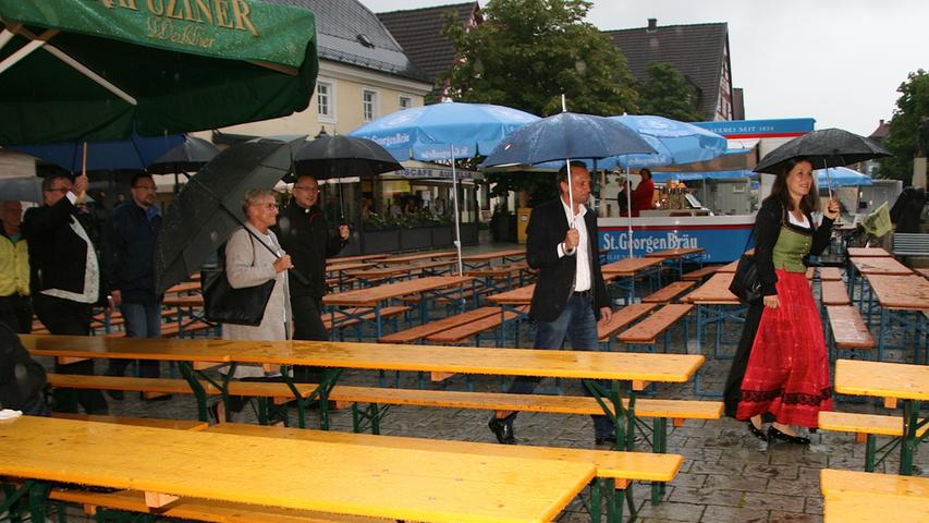 Bieranstich im Regen: Ebermannstädter Altstadtfest eröffnet