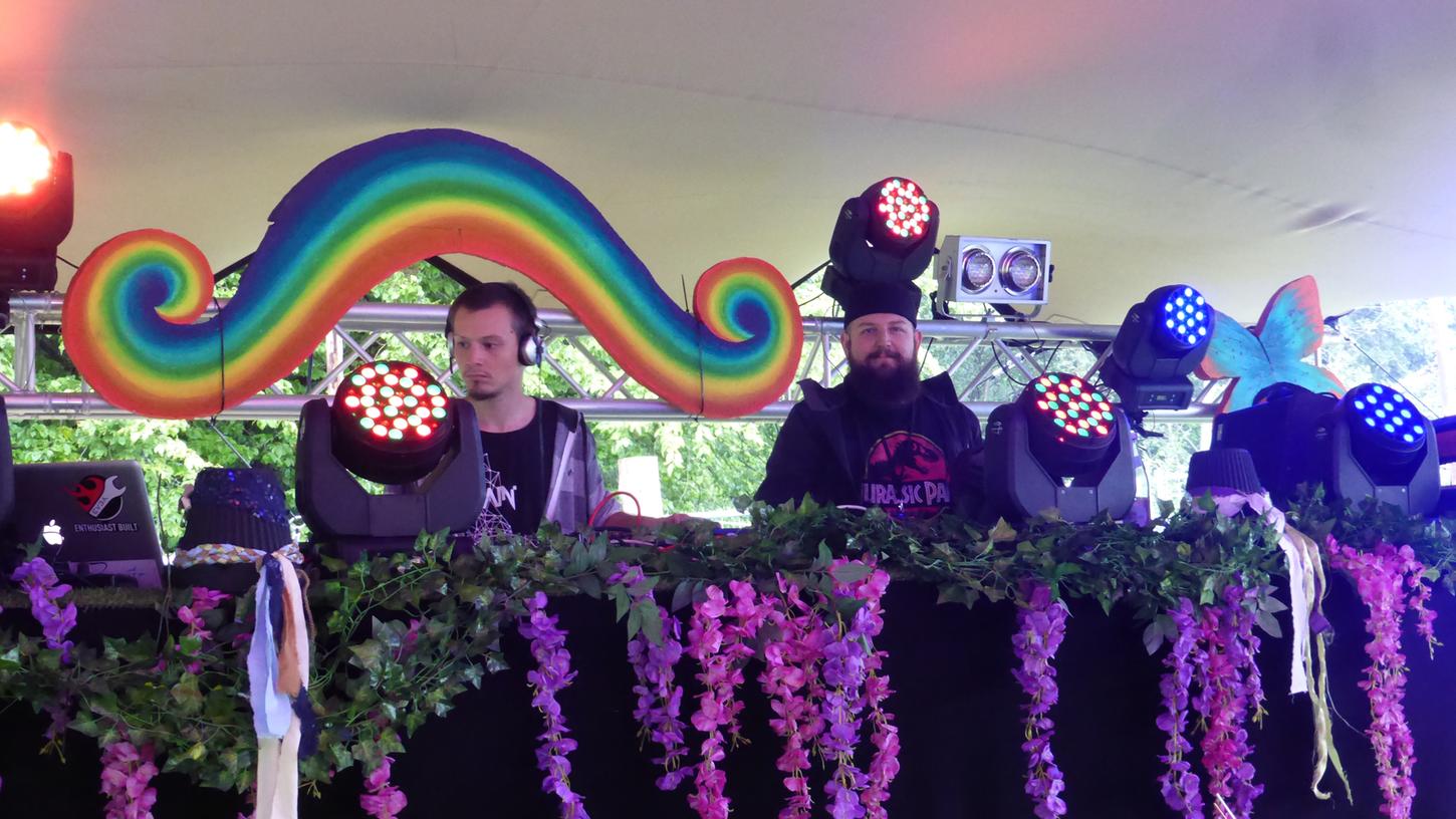 Ließen sich die Stimmung nicht madig machen: Die DJs beim Sommertanzfestival in Bammersdorf.