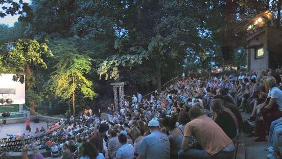 Ein Traditionsspielort für das SommerNachtFilmFestival: Die Steintribüne im Fürther Stadtpark.