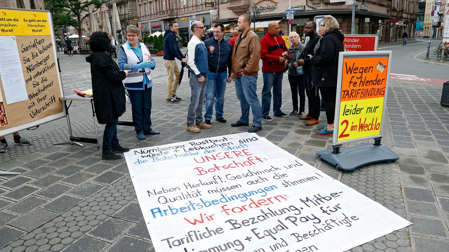 Gewerkschafter protestierten am Samstag am Hallplatz gegen Leiharbeit in der Fleischindustrie.