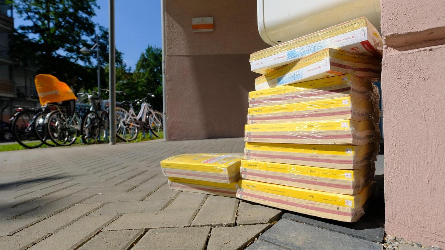 Keiner will sie: In Nürnberg stapeln sich Telefonbücher