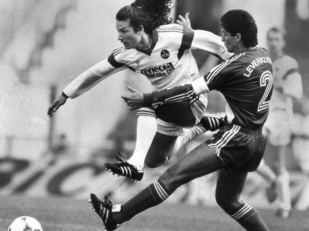 Sergio Fabian Zarate raste als "Zaubermaus" von 1990 bis 1992 und in der Saison 1993/94 beim 1. FC Nürnberg durchs Frankenstadion. Sergio Fabian Zarate raste als "Zaubermaus" von 1990 bis 1992 und in der Saison 1993/94 beim 1. FC Nürnberg durchs Frankenstadion.