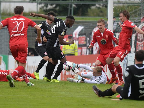 Osayamen Osawe (Mitte) vom 1. FC Kaiserslautern legte mit seinem Treffer zum 1:0 den Grundstein zum Sieg seiner Mannschaft.