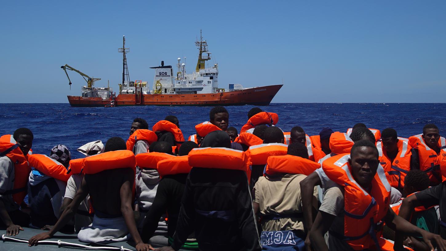 Nach Ärzte ohne Grenzen will auch die Regensburger Organisation Sea Eye vorerst keine Einsätze zur Rettung von in Seenot geratenen Flüchtlingen im westlichen Mittelmeer mehr fahren.