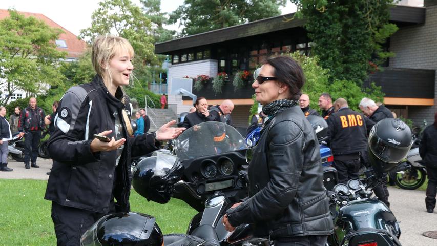 Spende im Motorradhelm: Biker zu Besuch im Auhof
