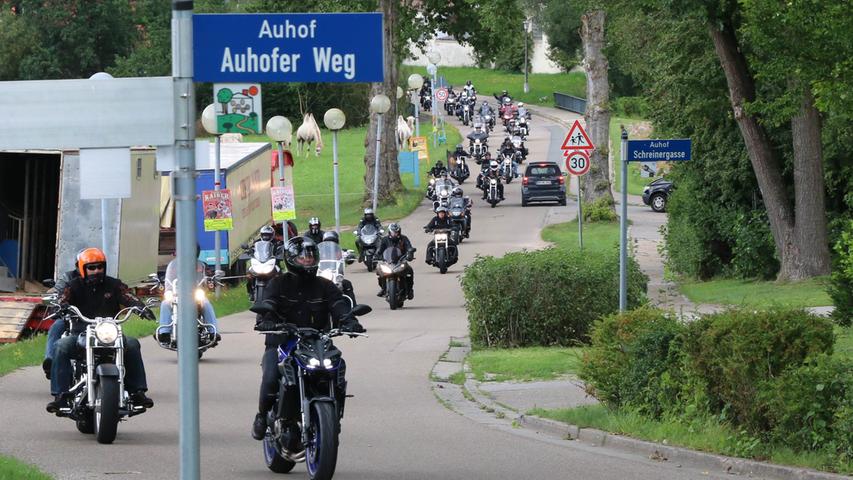 Spende im Motorradhelm: Biker zu Besuch im Auhof