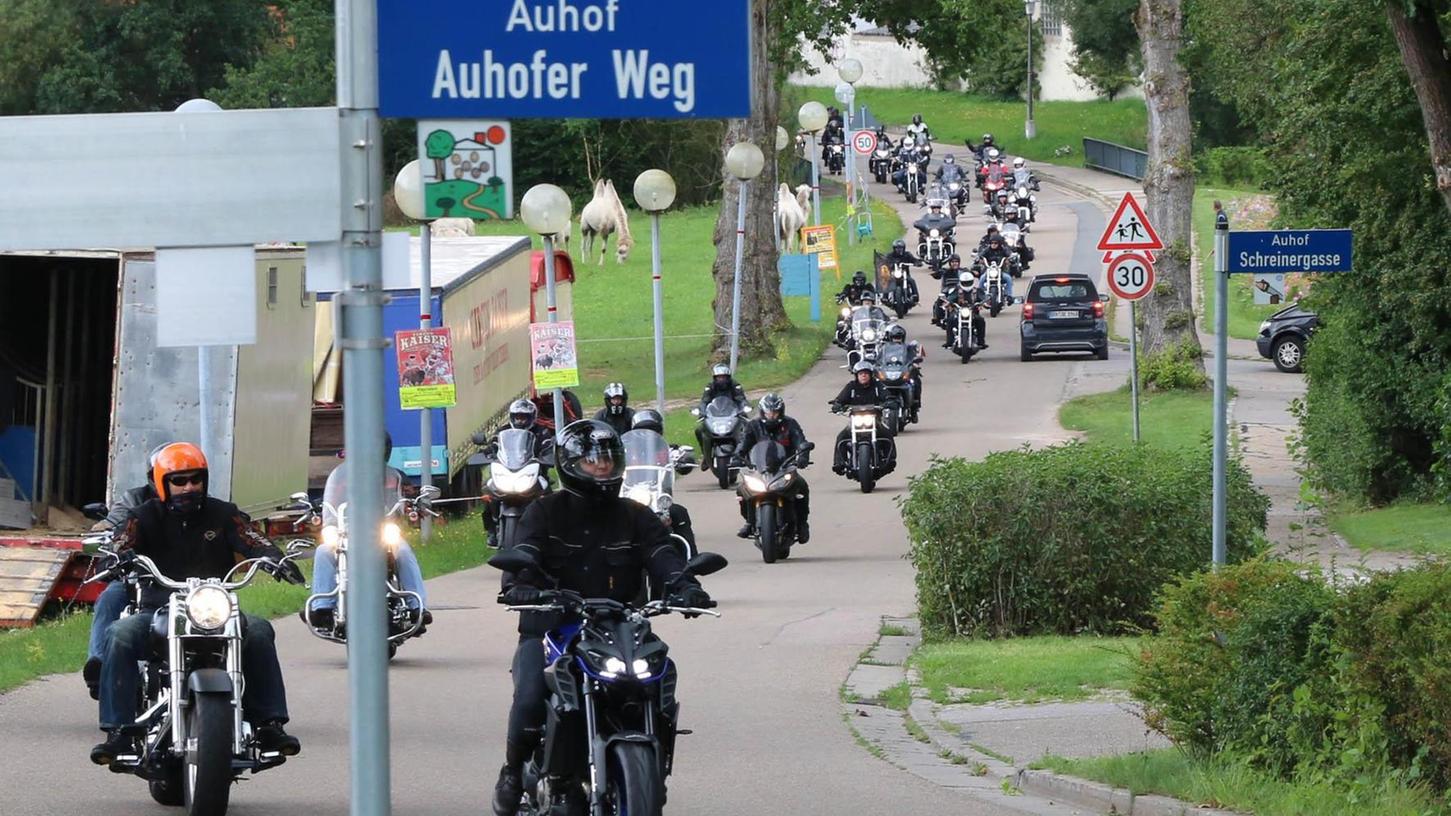 Auhof: Biker spendierten Fahrräder und Fußbälle