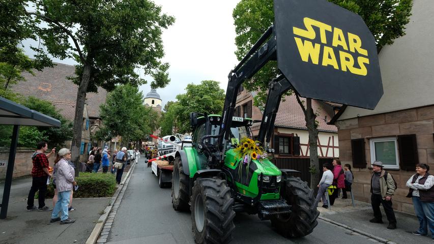 Star Wars, Beer Pong, Blaskapelle: So war der Kärwa-Umzug in Großgründlach