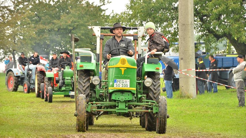 2017: Besucher bestaunen Traktoren und Bulldog beim Stöckelackerfest in Morschreuth