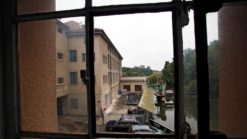 Ein Blick aus einem Treppenhausfenster auf das nördlichste Gebäude.