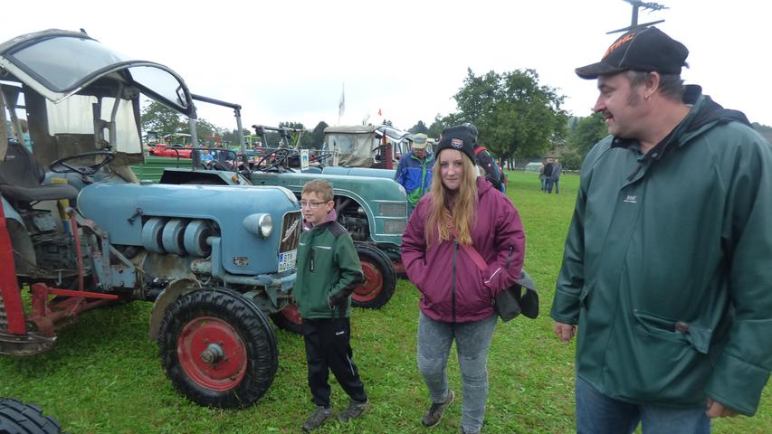 2017: Besucher bestaunen Traktoren und Bulldog beim Stöckelackerfest in Morschreuth