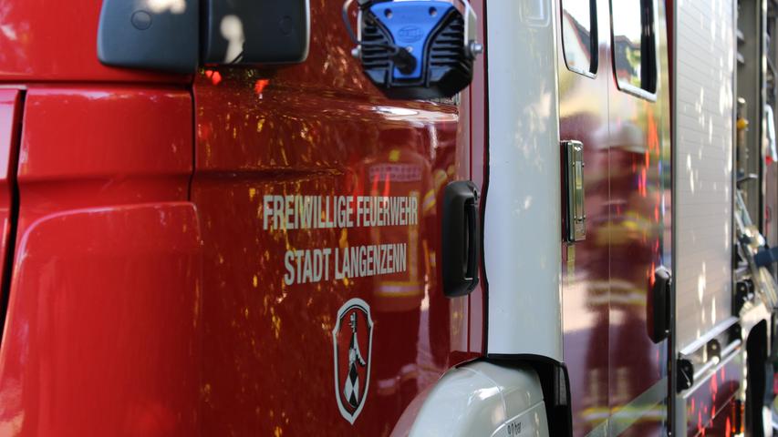 Feuer im Schlafzimmer: Feuerwehr kämpft gegen Flammen in Langenzenn