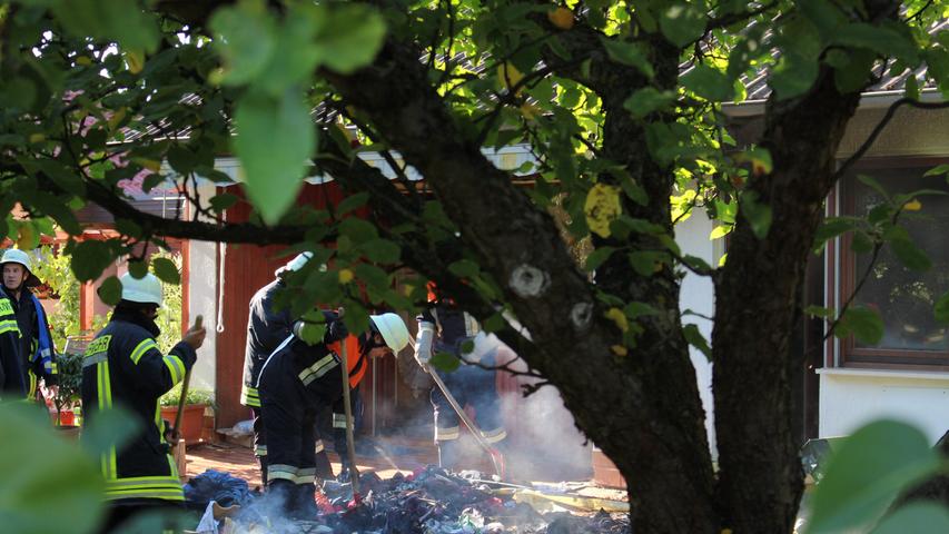 Feuer im Schlafzimmer: Feuerwehr kämpft gegen Flammen in Langenzenn