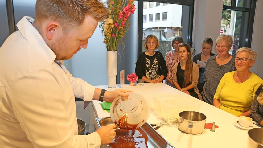 Süße Kalorienbomben: Jens Brockerhof backt mit NN-Leserinnen Macarons