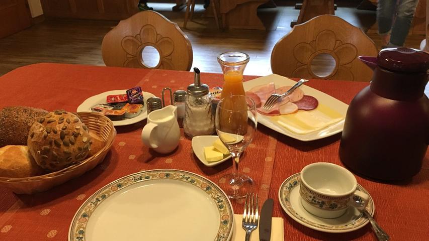 So sieht ein gutes Frühstück aus - und ein Ei bekam unsere Wanderreporterin auch noch.
