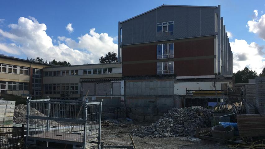 Das ehemalige Leibniz Gymnasium in Altdorf: Jetzt werden hier 36 Millionen Euro in die Teilsanierung und einen Neubau gesteckt.