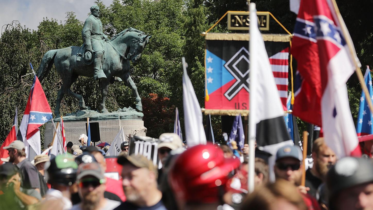 Auslöser der rechten Demonstration: Die Stadt will eine Statue des Konföderierten-Generals Robert E. Lee aus dem Amerikanischen Bürgerkrieg - zu sehen im Hintergrund - entfernen.