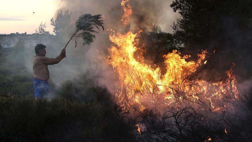 Außer Kontrolle: Flammenmeer in der Ferienregion Kálamos