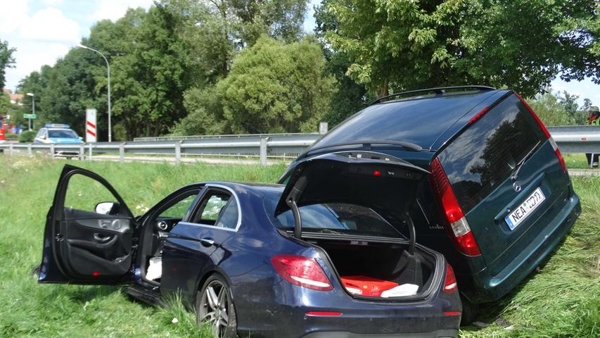 Frontalzusammenstoß in Wilhermsdorf: Autos landen in Graben